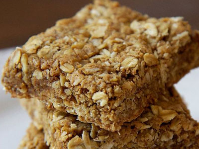 Φτιάξτε γρήγορα μπάρα δημητριακών με μπανάνα Φτιάξτε γρήγορα μπάρα δημητριακών με μπανάνα